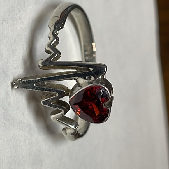 Heart pulse and red stone heart shapped ring - Picture 2 of 3
